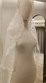 VM-011 · Voal spaniol îngust, cu dantelă conturată și mărgele – 2,6 m - imagine 3