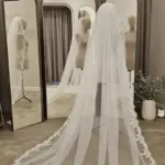 VM-012 · Voal încrețit cu dantelă brodată și paiete – 2,5 m