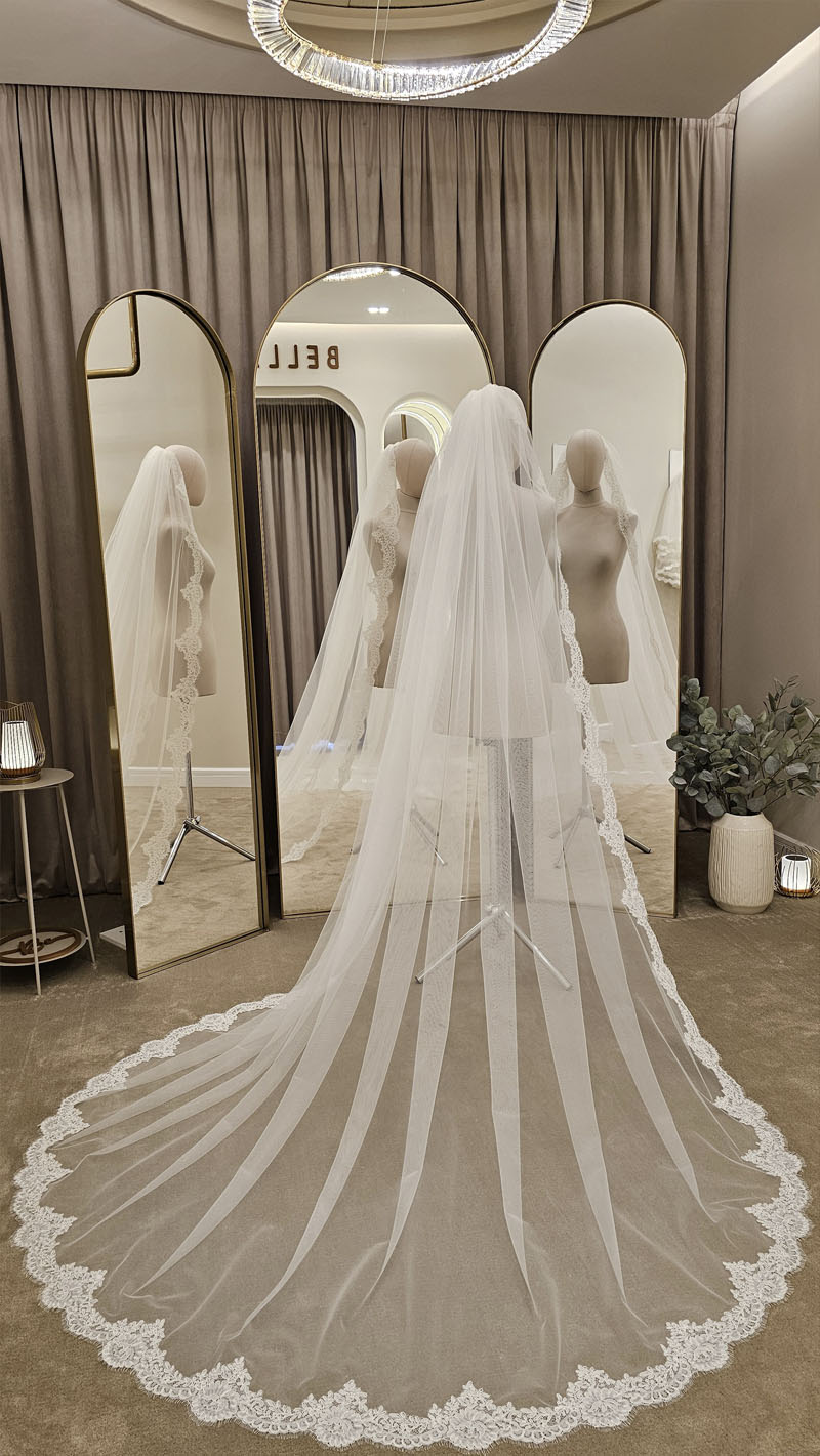 Voal de mireasă lung ivory, încrețit, cu dantelă fină tip Chantilly – 2,5 m