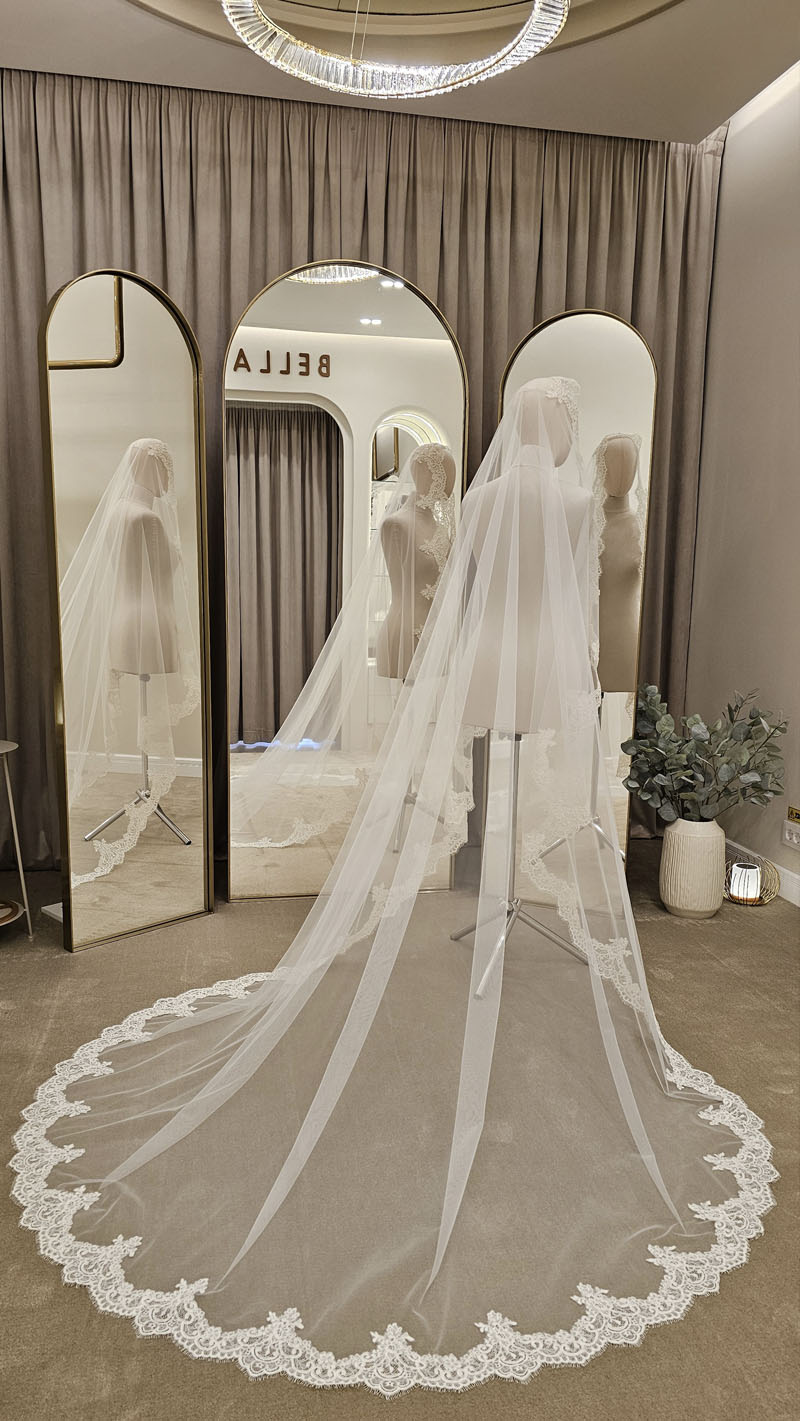 Voal de mireasă lung ivory tip spaniol cu dantelă Chantilly lată – 2,5 m