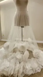 Trenă detașabilă ivory cu flori volumetrice din tulle – 1,7 m - imagine 3