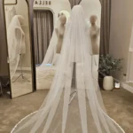 Voal de mireasă lung ivory cu aplicații tip perle și dantelă fină, din tiul fin – 2,5 m