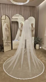 Voal de mireasă lung ivory cu aplicații tip perle și dantelă fină, din tiul fin – 2,5 m