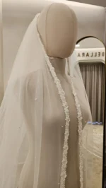 Voal de mireasă lung ivory cu aplicații tip perle și dantelă fină, din tiul fin – 2,5 m - imagine 3
