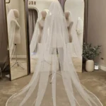 Voal de mireasă lung ivory cu aplicații tip perle și dantelă fină, din tiul fin – 2,5 m