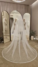 Voal de mireasă lung ivory cu aplicații tip perle și dantelă fină, din tiul fin – 2,5 m
