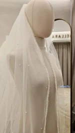 Voal de mireasă lung ivory cu aplicații tip perle și dantelă fină, din tiul fin – 2,5 m - imagine 3