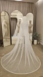 Voal de mireasă lung ivory cu aplicații tip strasuri și dantelă fină, din tiul fin – 2,5 m - imagine 2