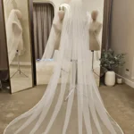 Voal de mireasă lung ivory cu aplicații tip strasuri și dantelă fină, din tiul fin – 2,5 m