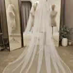 Voal de mireasă lung ivory cu aplicații tip strasuri și dantelă fină, din tiul fin – 2,5 m