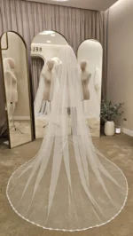 Voal de mireasă lung ivory cu aplicații tip strasuri și dantelă fină, din tiul fin – 2,5 m