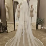 Voal de mireasă lung ivory cu aplicații tip strasuri și dantelă fină, din tiul fin – 2,5 m