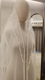 Voal de mireasă lung ivory tip spaniol cu aplicații de mărgele și dantelă fină – 2,5 m - imagine 3