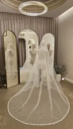 Voal de mireasă ivory tip spaniol cu margine decorată cu perle și aplicații fine – 2,6 m - imagine 2