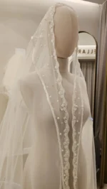 Voal de mireasă ivory tip spaniol cu margine decorată cu perle și aplicații fine – 2,6 m - imagine 3