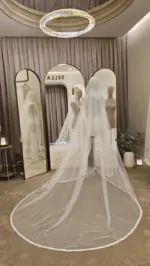 Voal de mireasă ivory tip spaniol cu margine fină și cristale discrete – 2,5 m - imagine 2
