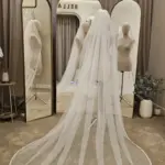 Voal de mireasă lung ivory din tiul cu sclipici și dantelă brodată, încrețit pe pieptene – 2,5 m