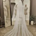 Voal de mireasă lung ivory din tiul cu sclipici și dantelă brodată, încrețit pe pieptene – 2,5 m