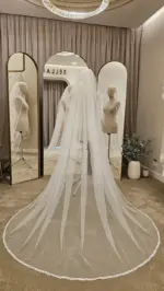 Voal de mireasă lung ivory din tiul cu sclipici și dantelă brodată, încrețit pe pieptene – 2,5 m