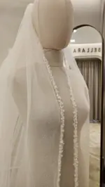 Voal de mireasă lung ivory din tiul cu sclipici și dantelă brodată, încrețit pe pieptene – 2,5 m - imagine 3