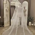 Voal de mireasă lung ivory din tiul cu sclipici și dantelă brodată, tip spaniol – 2,5 m