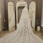 Voal de mireasă lung ivory realizat integral din dantelă și paiete discrete – 2,5 m
