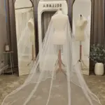 Voal de mireasă lung ivory cu aplicații delicate din cristale și perle – 2,6 m