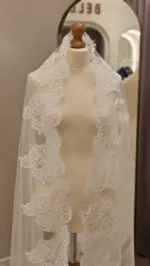 Voal de mireasă lung ivory tip spaniol cu dantelă florală aplicată – 2,5 m - imagine 3