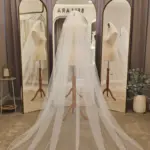 Voal de mireasă lung ivory din tiul fin cu sclipici și bordură cu paiete și mărgele – 2,5 m