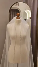 Voal de mireasă lung ivory din tiul fin cu sclipici și bordură cu paiete și mărgele – 2,5 m - imagine 3