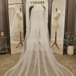 Voal de mireasă lung ivory din tiul fin cu sclipici și bordură florală brodată – 2,5 m