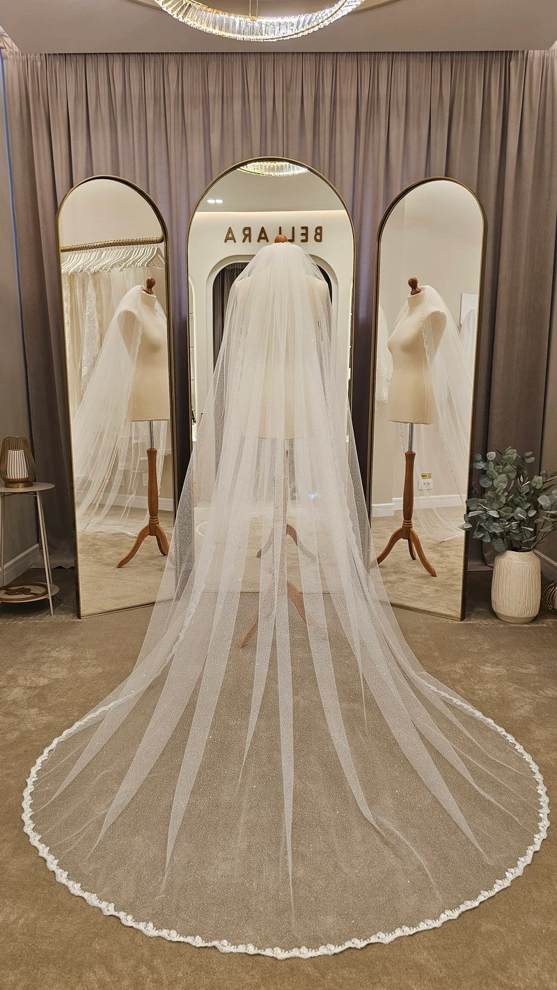 Voal de mireasă lung ivory din tiul fin cu sclipici și bordură florală brodată – 2,5 m