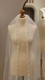 Voal de mireasă lung ivory din tiul fin cu sclipici și bordură florală brodată – 2,5 m - imagine 3