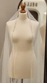 Voal de mireasă lung, ivory, tip spaniol cu bordură din paiete și mărgele – 2,5 m - imagine 3
