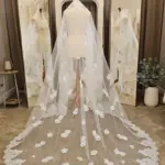 Voal de mireasă spaniol ivory cu dantelă și aplicații florale cusute – 2,5 m