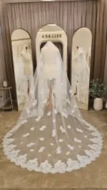 Voal de mireasă spaniol ivory cu dantelă și aplicații florale cusute – 2,5 m