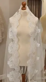 Voal de mireasă spaniol ivory cu dantelă și aplicații florale cusute – 2,5 m - imagine 3