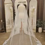 Voal de mireasă lung, ivory, tip spaniol, cu dantelă florală cusută – 2,5 m