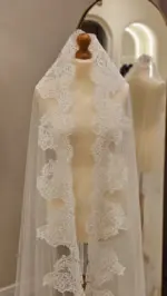 Voal de mireasă lung, ivory, tip spaniol, cu dantelă florală cusută – 2,5 m - imagine 3