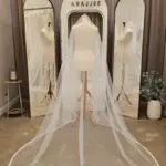 Voal de mireasă lung ivory cu bordură brodată decorată cu perle – 2,5 m