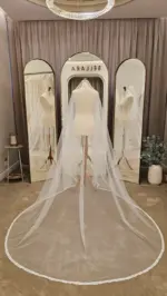 Voal de mireasă lung ivory cu bordură brodată decorată cu perle – 2,5 m