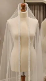 Voal de mireasă lung ivory cu bordură brodată decorată cu perle – 2,5 m - imagine 3