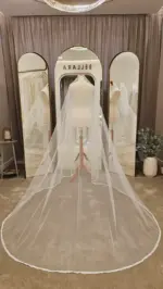 Voal de mireasă lung ivory cu bordură brodată decorată cu perle – 2,5 m