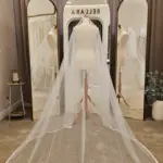 Voal de mireasă lung ivory din tiul cu sclipici și bordură brodată decorată cu perle – 2,5 m