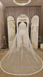 Voal de mireasă lung ivory din tiul cu sclipici și bordură brodată decorată cu perle – 2,5 m