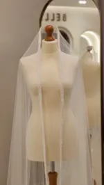 Voal de mireasă lung ivory din tiul cu sclipici și bordură brodată decorată cu perle – 2,5 m - imagine 3