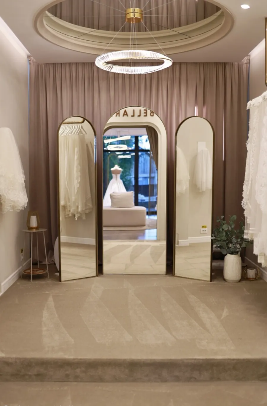 Cabina de probă din showroomul Bellara din Suceava, unde au fost fotografiate voalurile pentru ghidul vizual