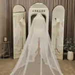 VM-069 · Voal spaniol cu dantelă Chantilly și mărgele transparente – 2,5 m