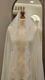 VM-069 · Voal spaniol cu dantelă Chantilly și mărgele transparente – 2,5 m - imagine 3